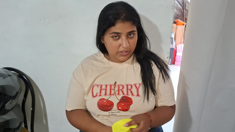 SugarPose: 고객의 집을 청소하는 거유 메이드