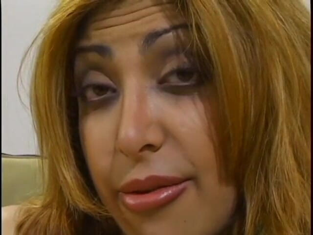 Cumming Soon: İri göğüslü latin kadın iyi bir meme sikişinin ardından kanepede...