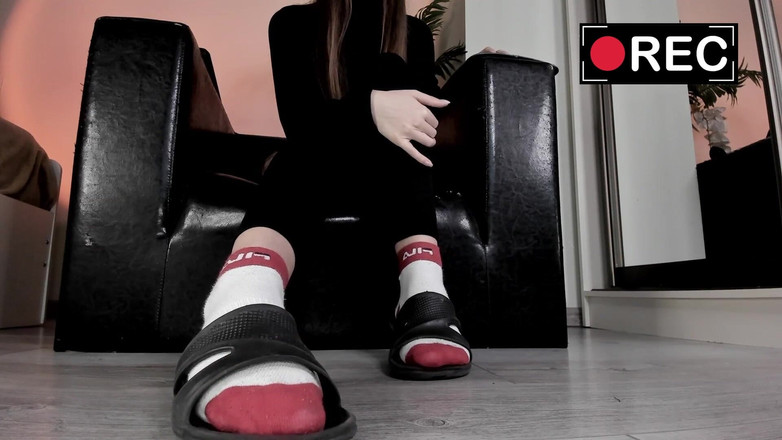 Feet lady: 고무 슬리퍼와 스포츠 양말