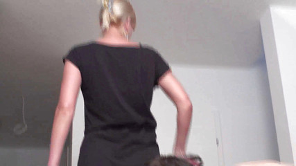 Foot Girls: Lo schiavo deve leccare i piedi sporchi