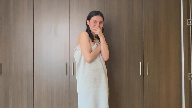 scarlettandc: मेरी सफाई करने वाली महिला पैर की मालिश और चूसना सीखती है