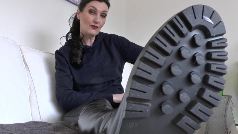 Lady Victoria Valente: Dilinle sokak tabanlarımı yala! Lady Victoria Valente