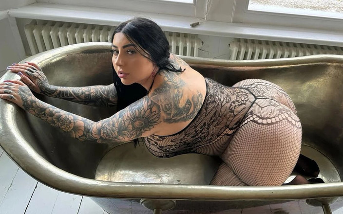 Playhard VR: Büyük götlü İngiliz pawg Maddison Black siyah yarağı seviyor