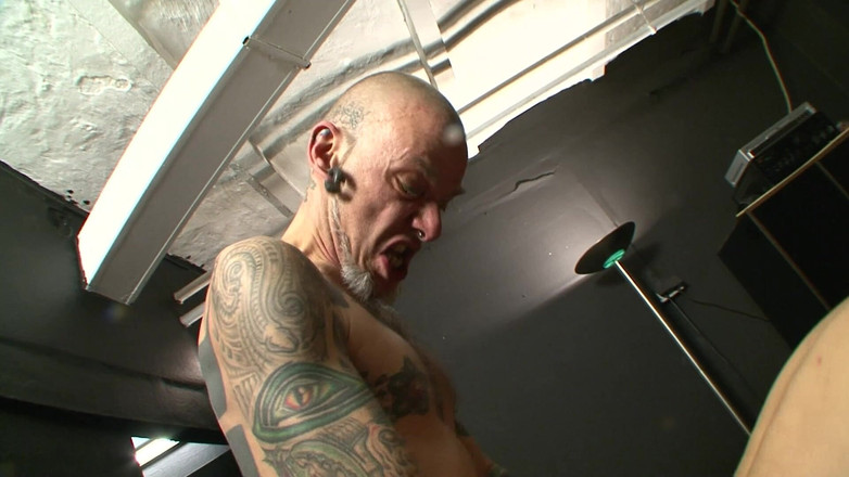 German BDSM MMV: Gagici sexy sado-maso sunt biciuite, plesnite și jucate cu pizda