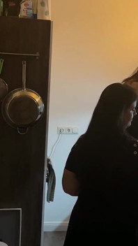 Pertemuan dapur nakal: awek fetish mendominasi kawannya