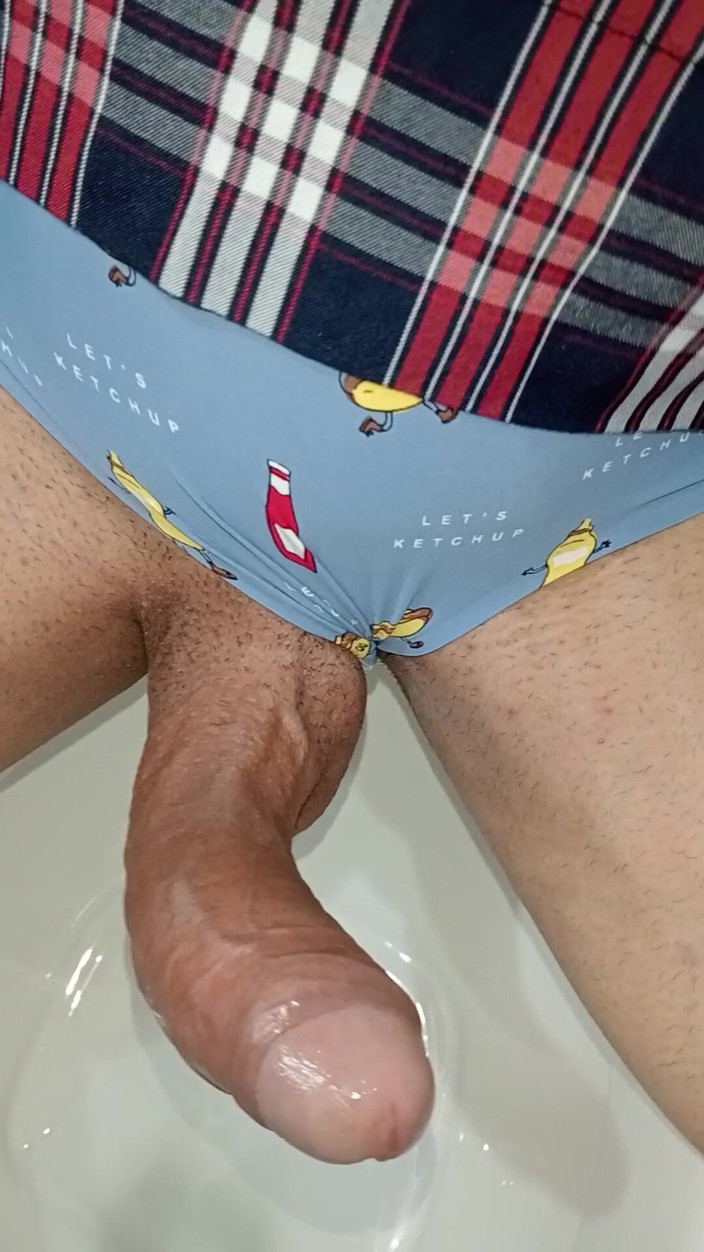 Rey rey: Mi masturbo nei bagni del college sotto la gonna, sottomesso...