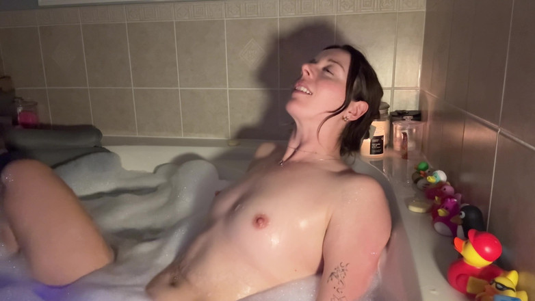 Nadia Foxx: バスタイムの泡とオーガズム