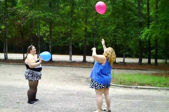 BBW nurse Vicki adventures with friends: Angie Kimber und ich spiele mit ballons draußen