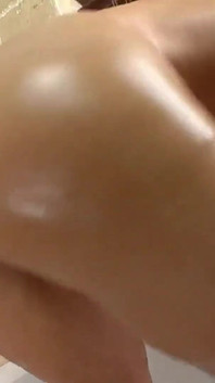 Prsatá teenagerka Lexi Lockhart šuká ve sprše a zvlhne v mrdce