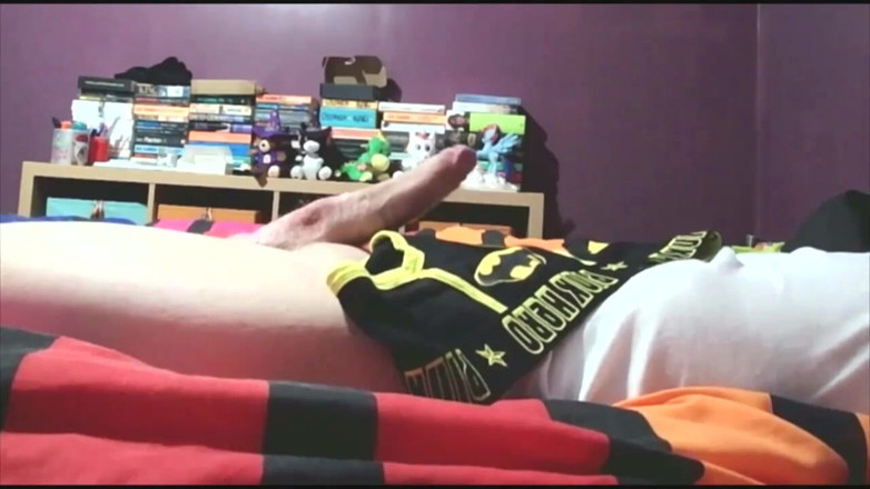 Gay Scottish twink Sammy Andrews: Sammy Andrews pancut pada seluar dalam superhero hitam