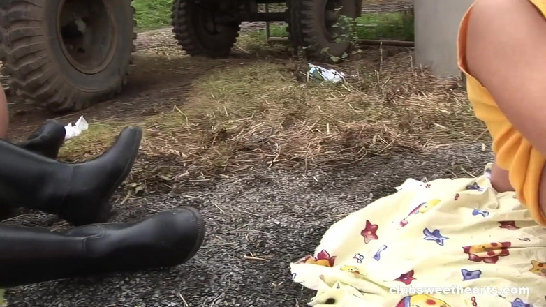 SweetHeartsClassic: Лесбийская оргия в конюшне - SweetheartsClassic