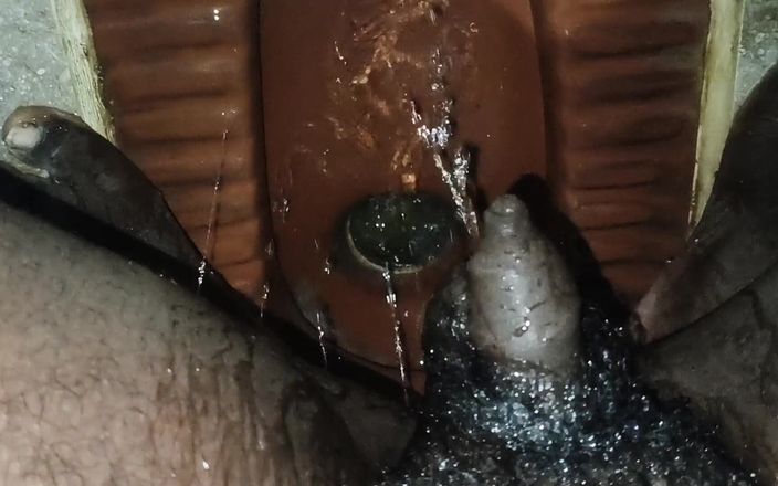 CarvingShovel: Tamil-jongen ongesneden pik pissen en aftrekken