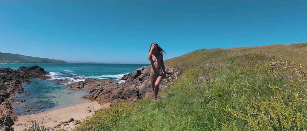 Sasha Bikeyeva: Buitenshuis pijpbeurt. Nudistenmeisje houdt van pik zuigen. Buitenshuis amateur