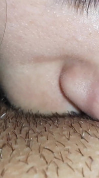 Elle suce habilement mon gros clito et je jouis rapidement
