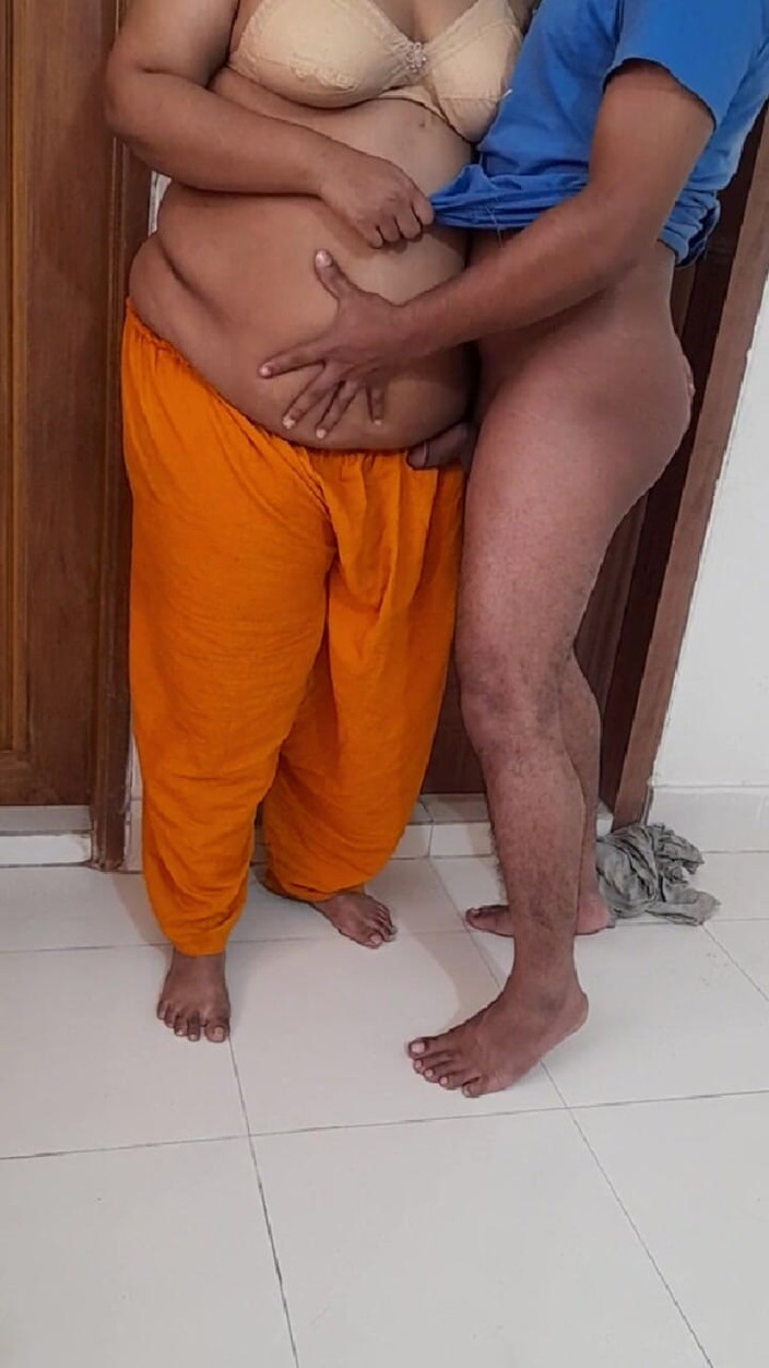 Aria Mia: インド系継母がホテルで胸を見せる