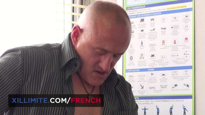 French girls at work: Seks analny z gorącą brunetką w szkole jazdy
