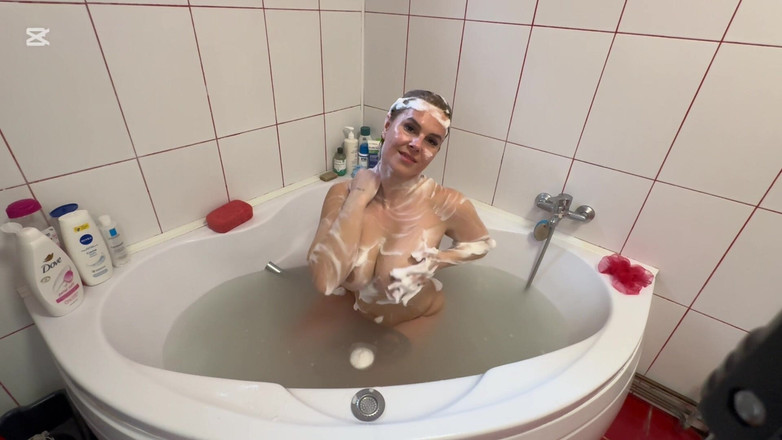 Emeli: Naoliwij włosy, a następnie je umyj