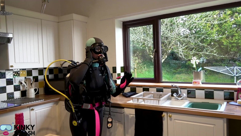 UKCuteGirl Lucy Lauren: Scuba Agent Lucy geri dönüyor: yanlışlıkla aktivasyon