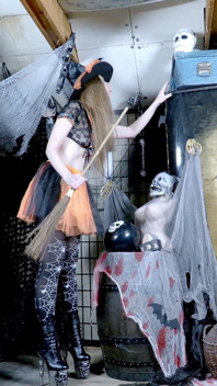 Halloween Frenzy: Terry în costum de iepure ciudat fute tare vrăjitoarea belgiană Alice Maze