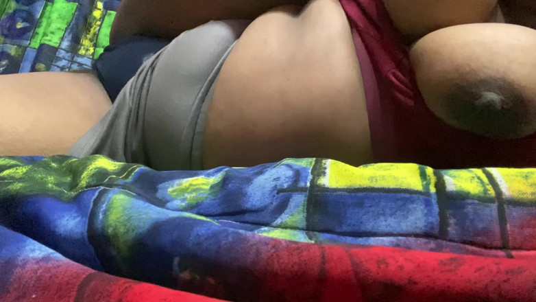 Angoori: Une mallu se doigte la chatte