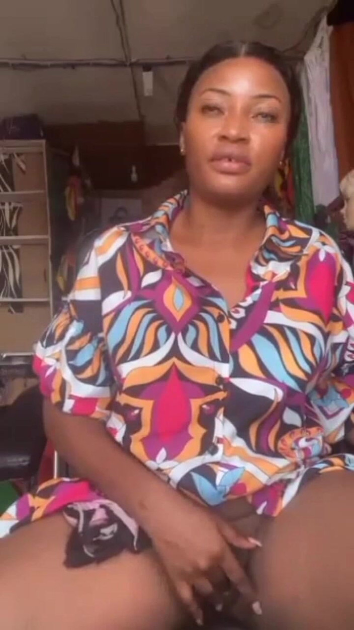 Me and my new slut: Kåt mamma onanerar inuti sin butik, offentlig masterbation sugar mama