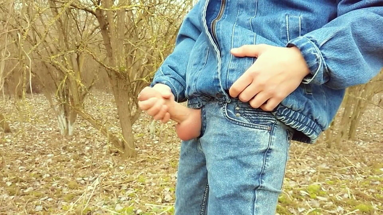 Idmir Sugary: Cewek ini lagi asik masturbasi pakai butt plug sampai kontolnya...