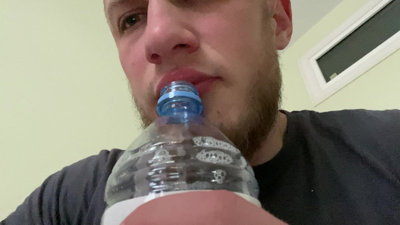 Hunky time: Alpha umple o sticla cu saliva lui ()