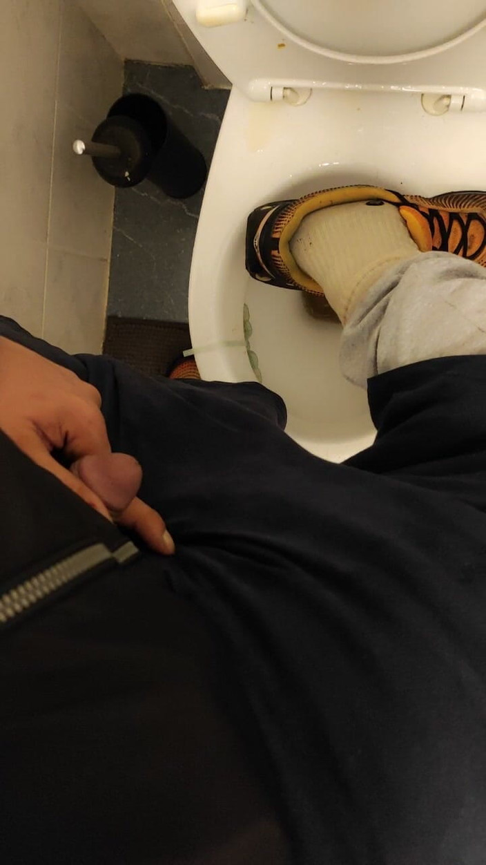 SmokedAlloy2: Dirtyjunkbro na toaletě plné chcanek, páchnoucích ponožkách a mokrých sportovních...