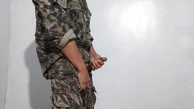 Hornyboy2058: Żołnierz spuszcza się do bielizny, podczas gdy jego koledzy są...