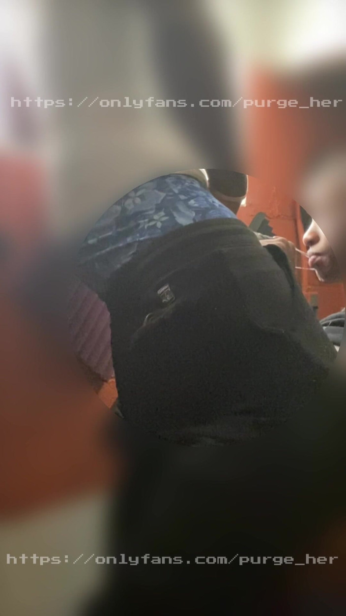 Purge_her: Erkek arkadaşı neredeyse onu sikimi emerken yakalıyor. Onun geldiğini duydu...