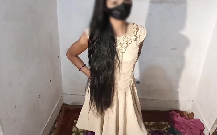 Raniki chut: Video di sesso di una ragazza indiana con la figa...