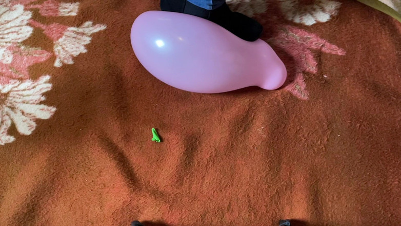 BeachBallsDuo: 100kgs Grande culona stomps palloncini con i tacchi alti! 2 videocamere...