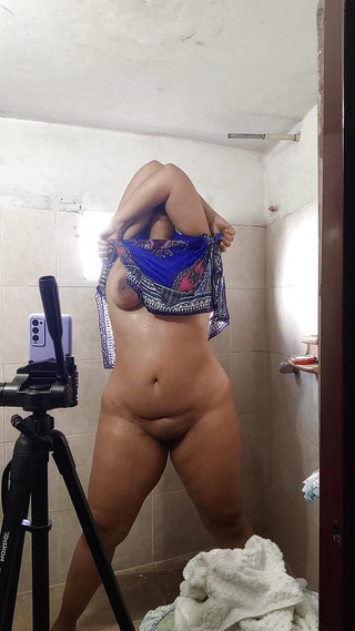 Mariano Aly: 我观看我的继妹 alydenalyoficial 自慰，直到我操她的菊花和射在她的阴户 aa