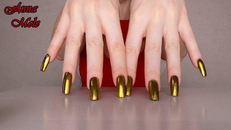 Anna Mole: 敲打手指，金指甲