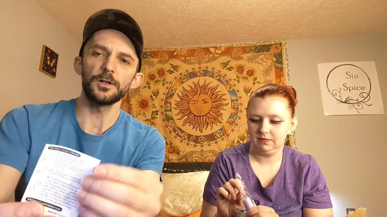 Sin Spice by Sophia Sinclair and Jasper Spice: Xiueton mini parmak asa kutularını açıp mastürbasyon yapıyor