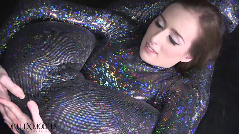 Flexilady: Ketrin in Tight Catsuit