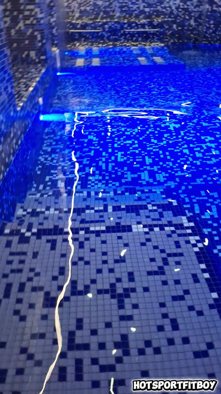 Hotsportfitboy: Masturbare riscantă în sauna de lux la spa - pulă mare și tare...