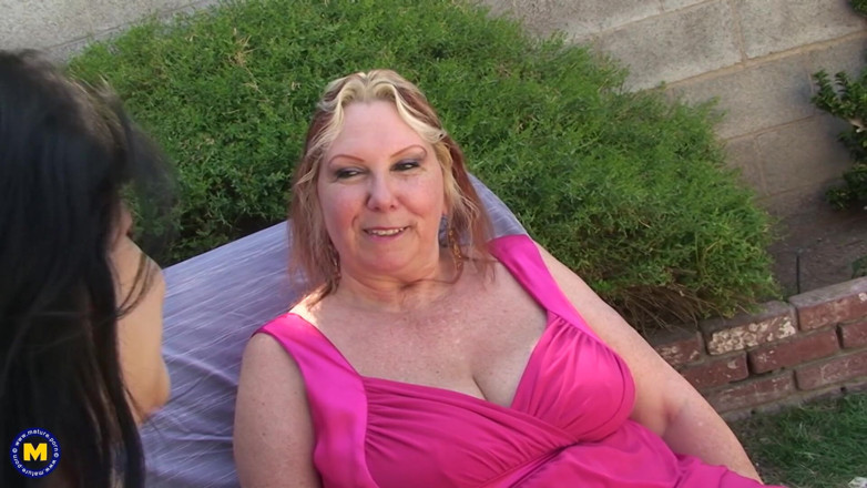 Mature NL: Chunky Mature Slut Getting Fisted in the Garden