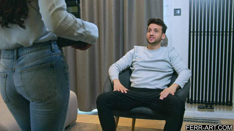Ferr-Art: Fotograf hilft schüchternem model, indem er sich für ihn nackt...