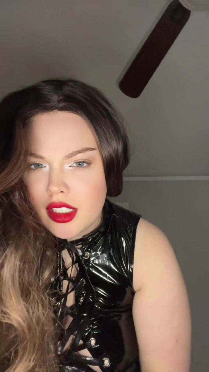 Youdreamgirl123: MILF Cuckolds Her Fuck Buddy with the Biker Gang Role...