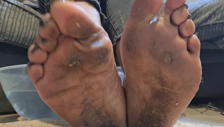 Simp to my ebony feet: teh kaki