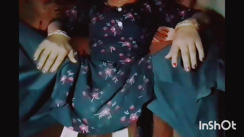 TricolorMusic3: 一个性感的酷女孩坐在凳子上，熄灭她青春的火焰。她非常热辣，非常热情。她的阴户是 ve