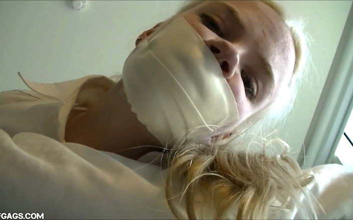 Selfgags classic: La bionda legata viene imbavagliata con mutandine, Ballgag e nastro...