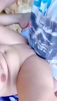 La rubia milf Debora conoció a su hermanastro en la playa para un baño