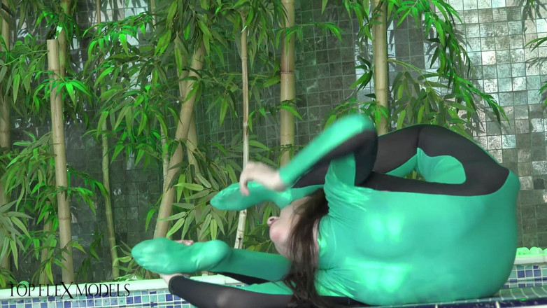 Flexilady: Surprise in the Hotel Pool