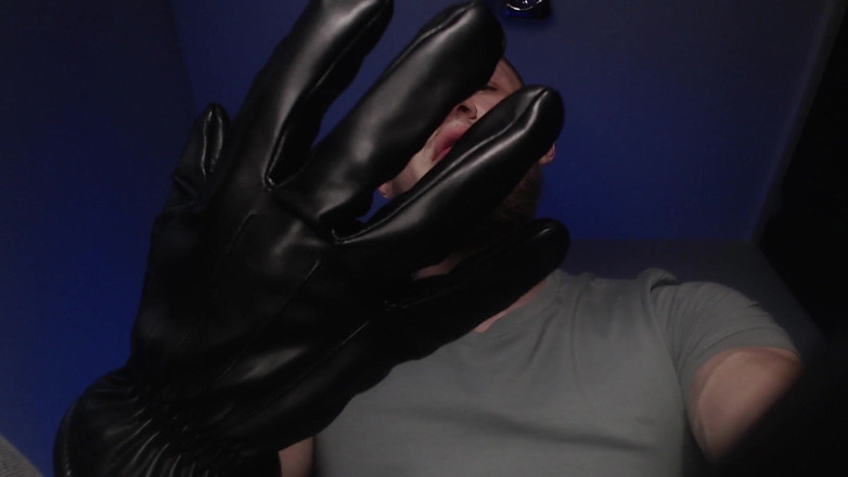 Hunky time: L’alpha Avec Des Gants En Cuir Domine