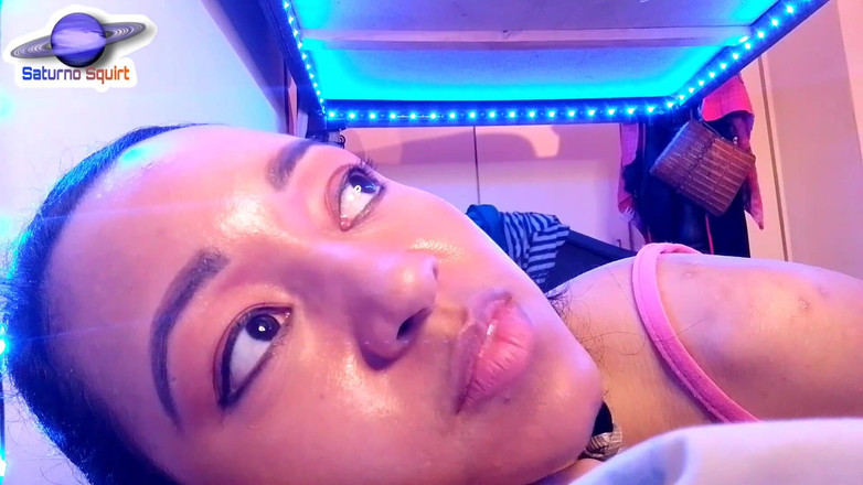 Saturno Squirt: Mokrý orgasmus svádí svou vyznačenou kundičkou v kalhotkách, foot fetiš...