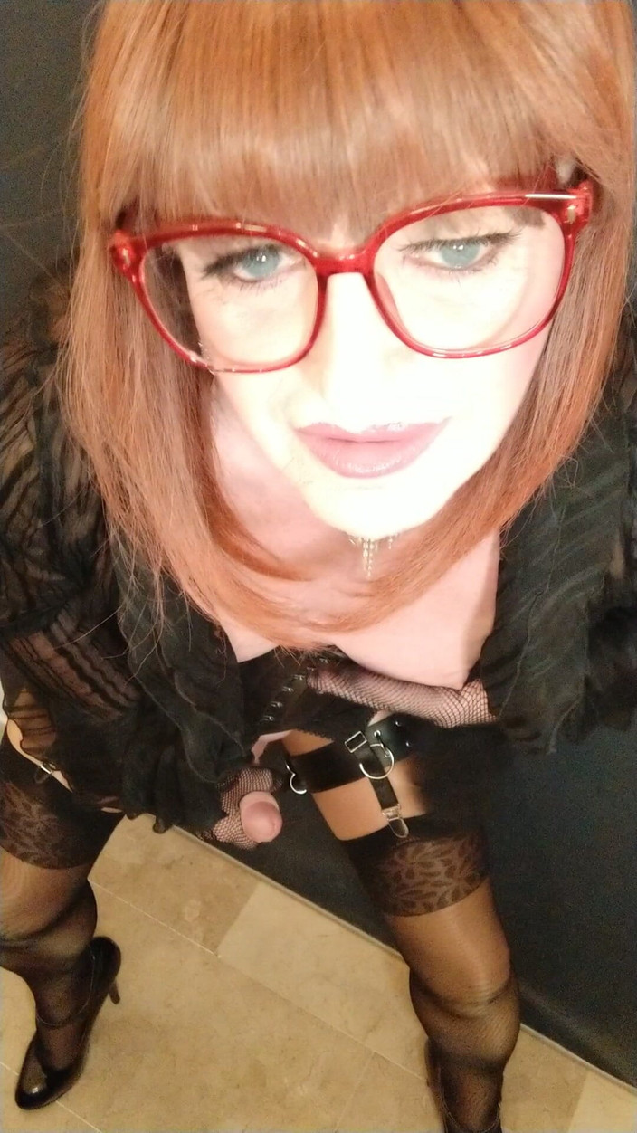 Emma Browne: Naughty Látex Crossdresser