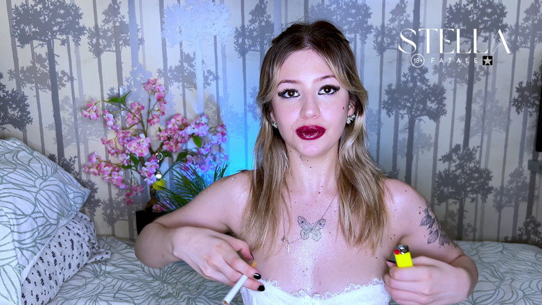 Stellafatale: Souffler en fumant sur le gode en imaginant ta bite
