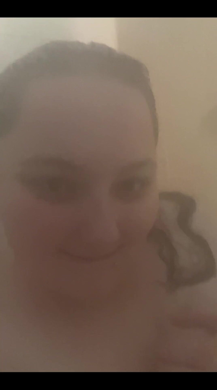 SexyBreedingBbw: Cewek semok ini lagi asik mainin memeknya di kamar mandi